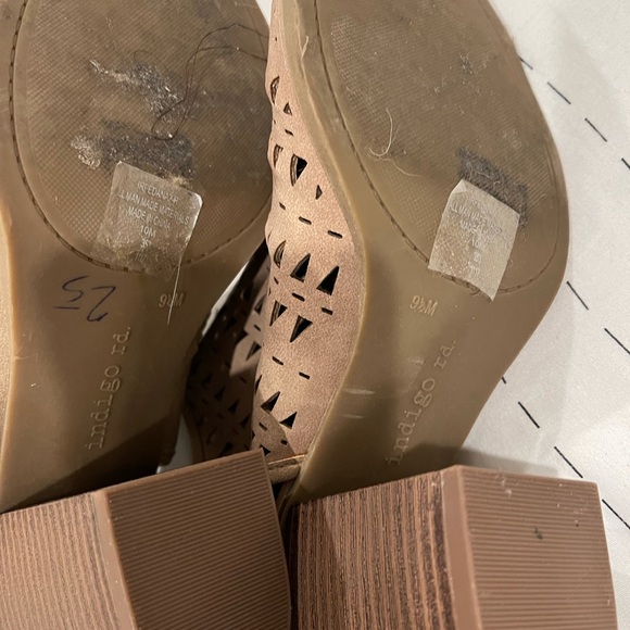 Size 9.5 Women’s sandal.  Gently used. - Picture 3 of 7